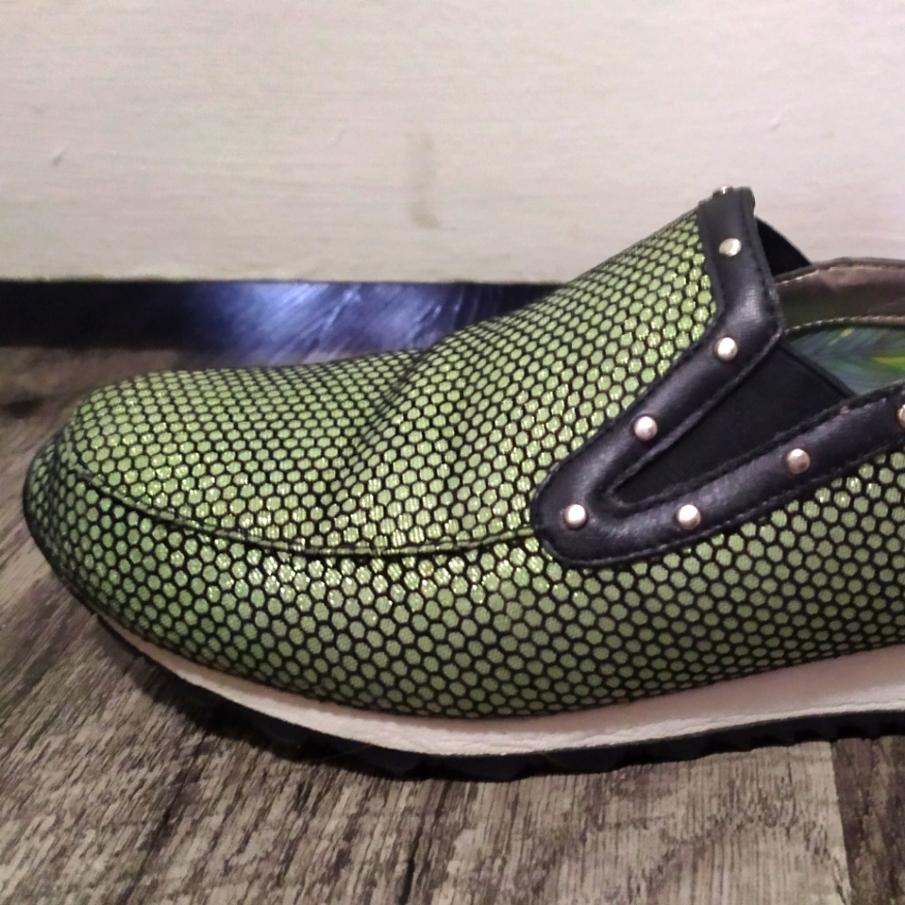 Flat sneaker shoes.
